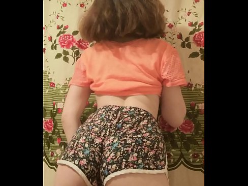 ❤️ Gadis muda seksi menanggalkan celana pendeknya di depan kamera Pelacur pada kami