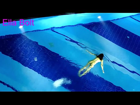 ❤️ Saya tidak bisa berhenti menonton, pirang muda tertangkap basah berenang di kolam resor ELLA BOLT Pelacur pada kami